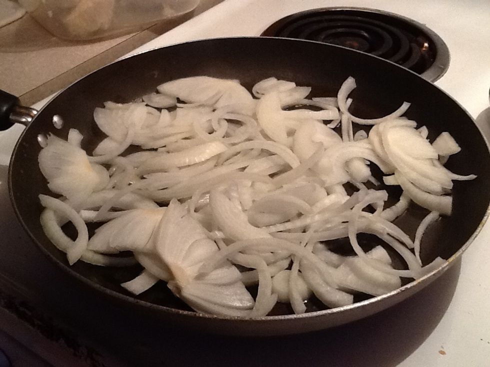 In a pan place sliced onions with oil to grill lightly