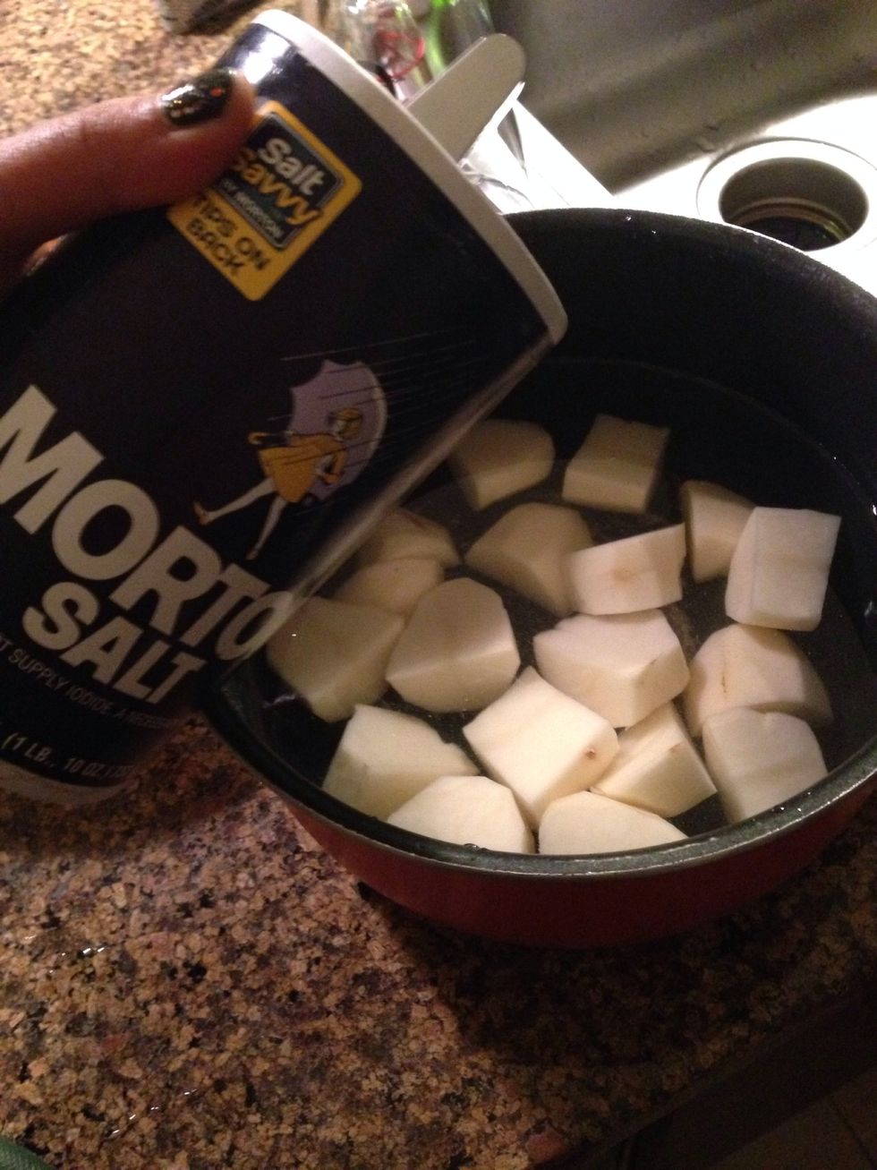 In a pot, cover the potatoes with water and add some salt. Let this boil on high heat for about 15 minutes!