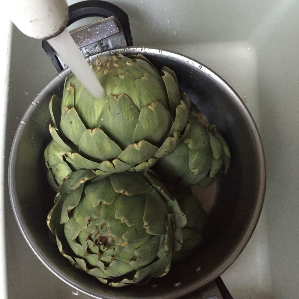 In a pressure cooker : put the artichoke(s) in the pressure pan, cover them with water and salt. Once it's under pressure (high level), let cook 10 min.