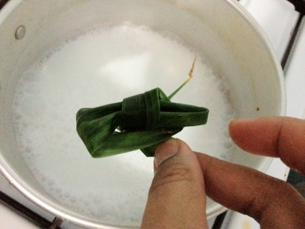 In a saucepan, add in the remaining coconut milk mixture. Add in the pandan leaf and 1 tsp of salt