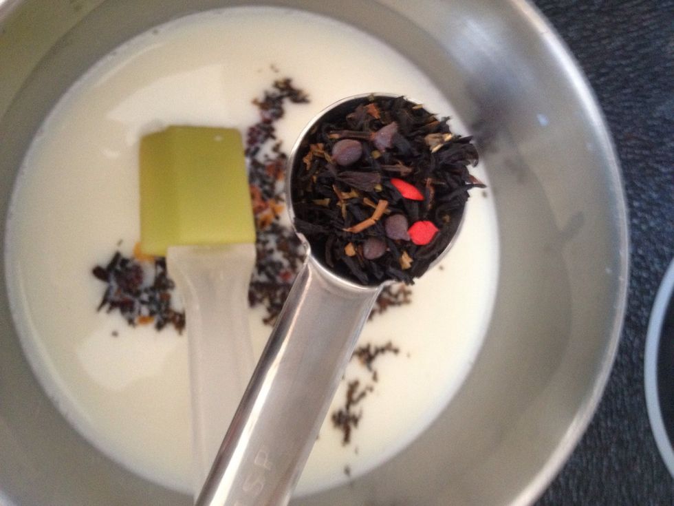 In a saucepan, heat the milk to just before boiling. Add the dry tea and honey, and stir well. Make the honey is not stuck on the bottom of the pan.