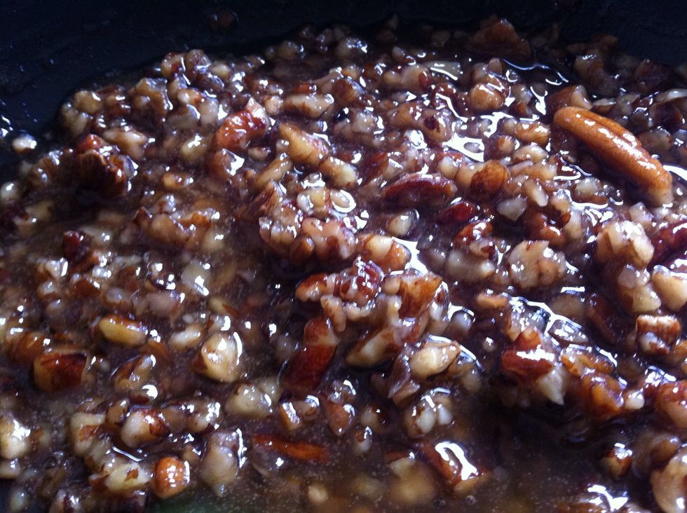 In a saucepan (medium-high heat) combine honey with half of the butter. Stir in the toasted pecans, cook for 8-10 minutes to infuse the flavors. Remove from heat and keep warm.