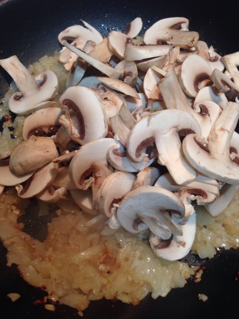 In a saut\u00e9 pan, add mushroom. Let the mushroom cooked.