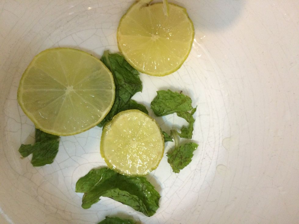 In a separate bowl, add mint leave and lemon slices in it