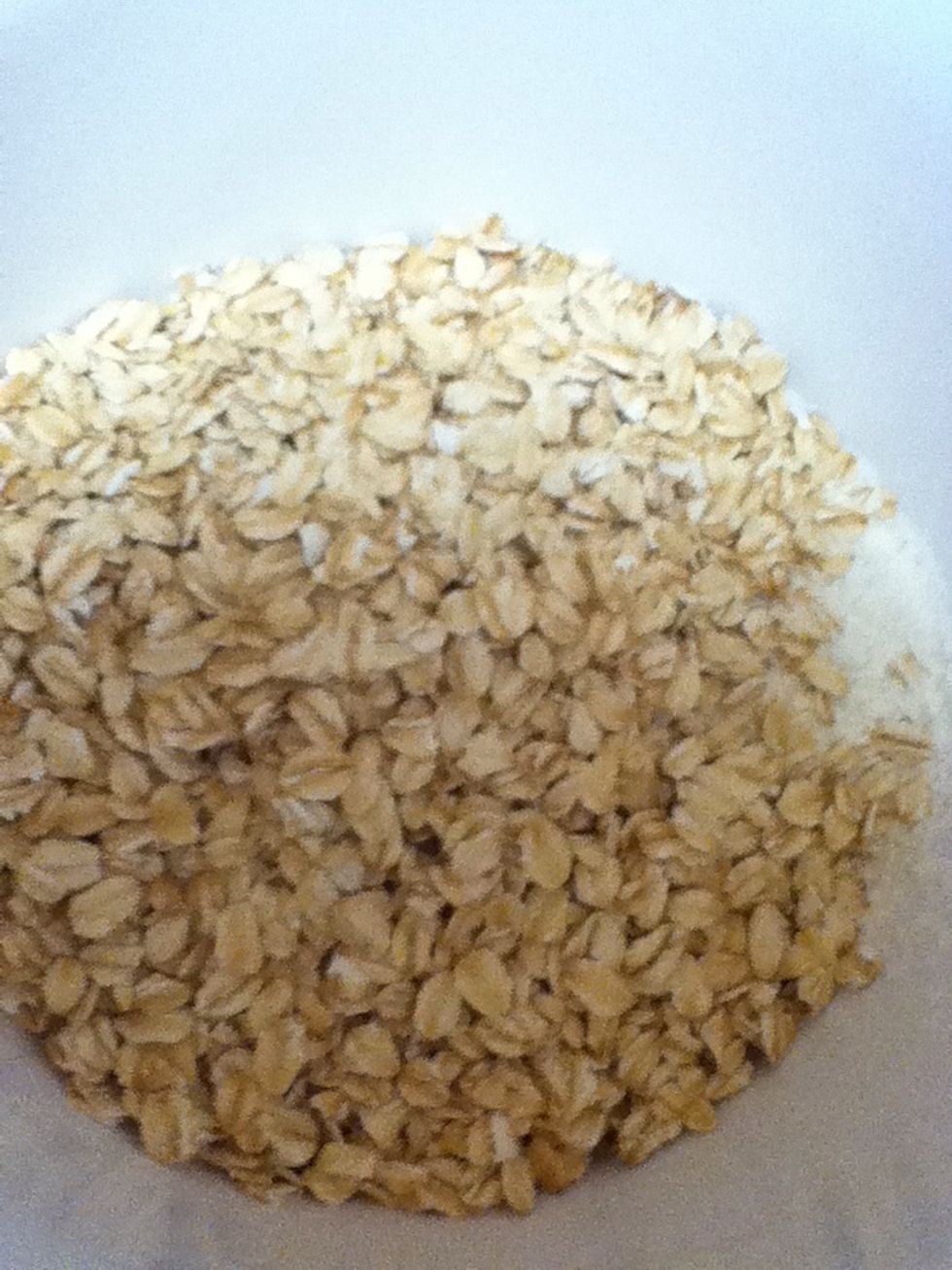 In a separate bowl, combine flour, baking soda, oats, salt, cinnamon and nutmeg.