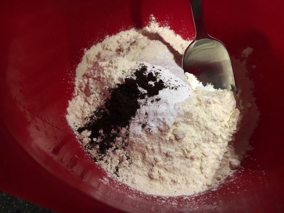 In a separate bowl mix the dry ingredients: flour, baking powder and bourbon vanilla.