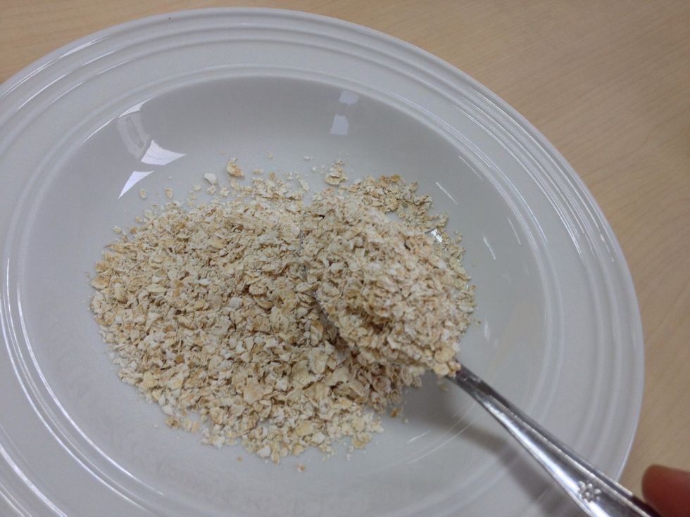 In a separate serving plate, prepare 4-5 tbsp of rolled oats
