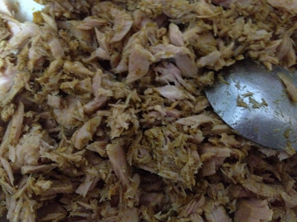 In a seperate bowl: mix tuna with salt and spices