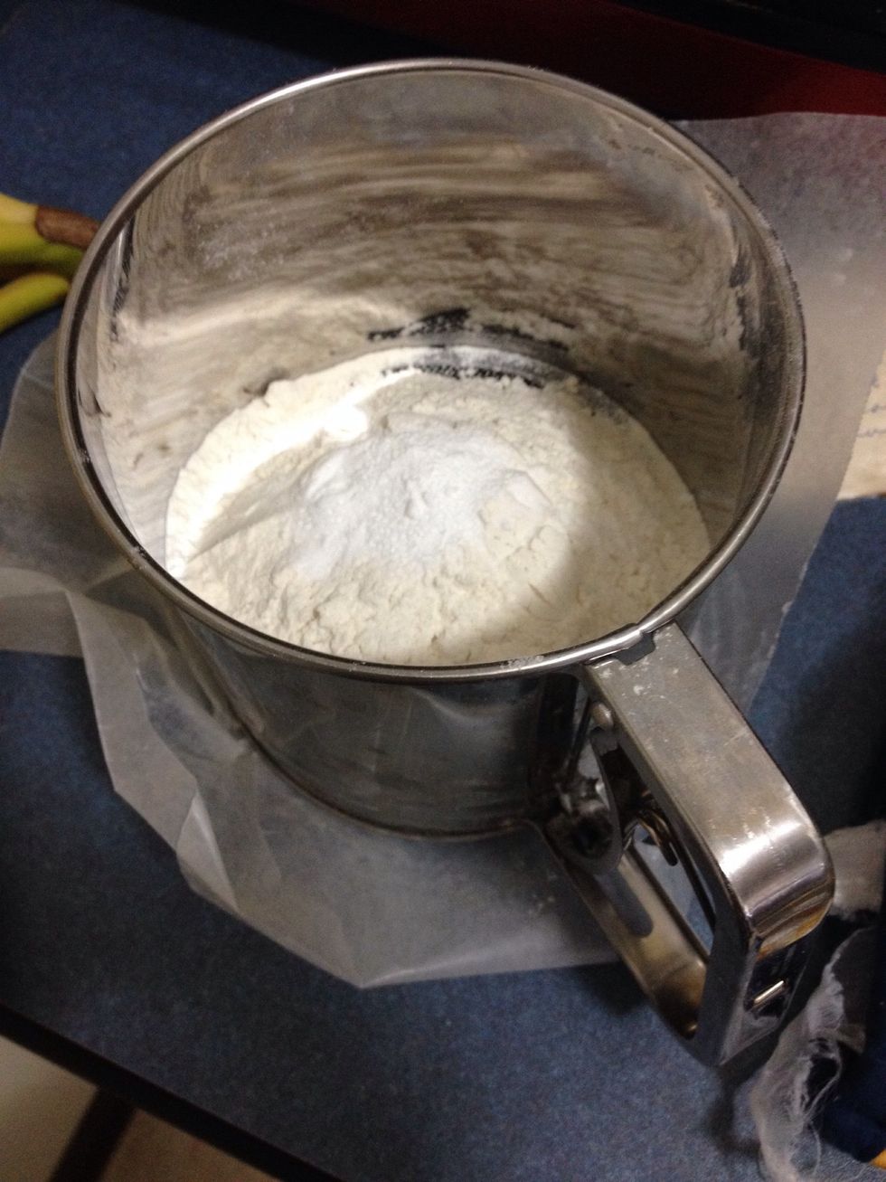 In a shifter add the flour and baking soda