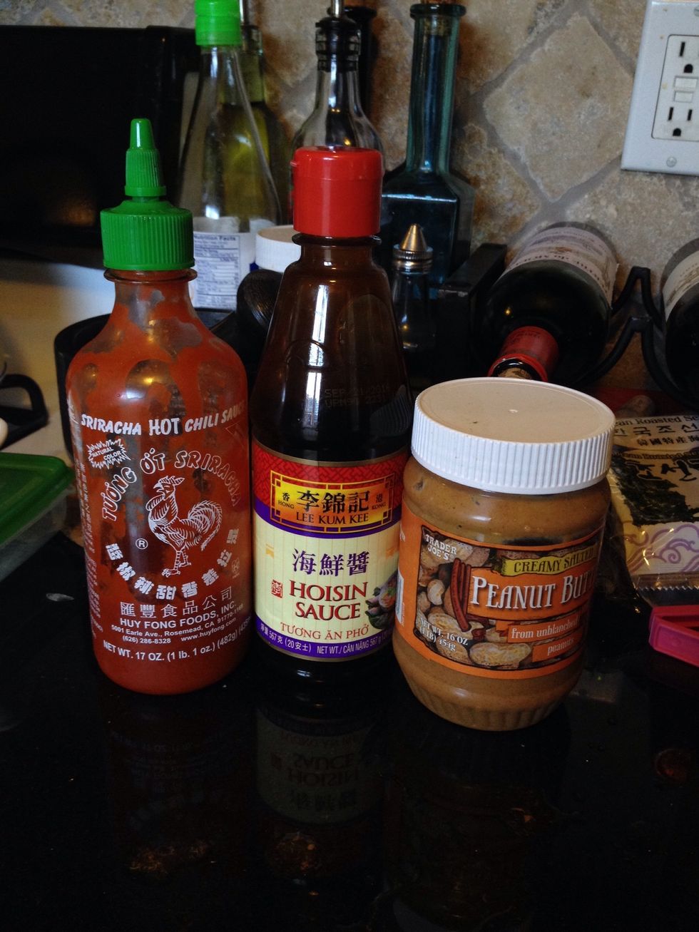 In a small bowl, add 4 tbsp water, 2 tbsp peanut butter, 4 tbsp hoisin sauce and 1tablespoons chili sauce. Then microwave it to melt the peanut butter and other ingredients together.