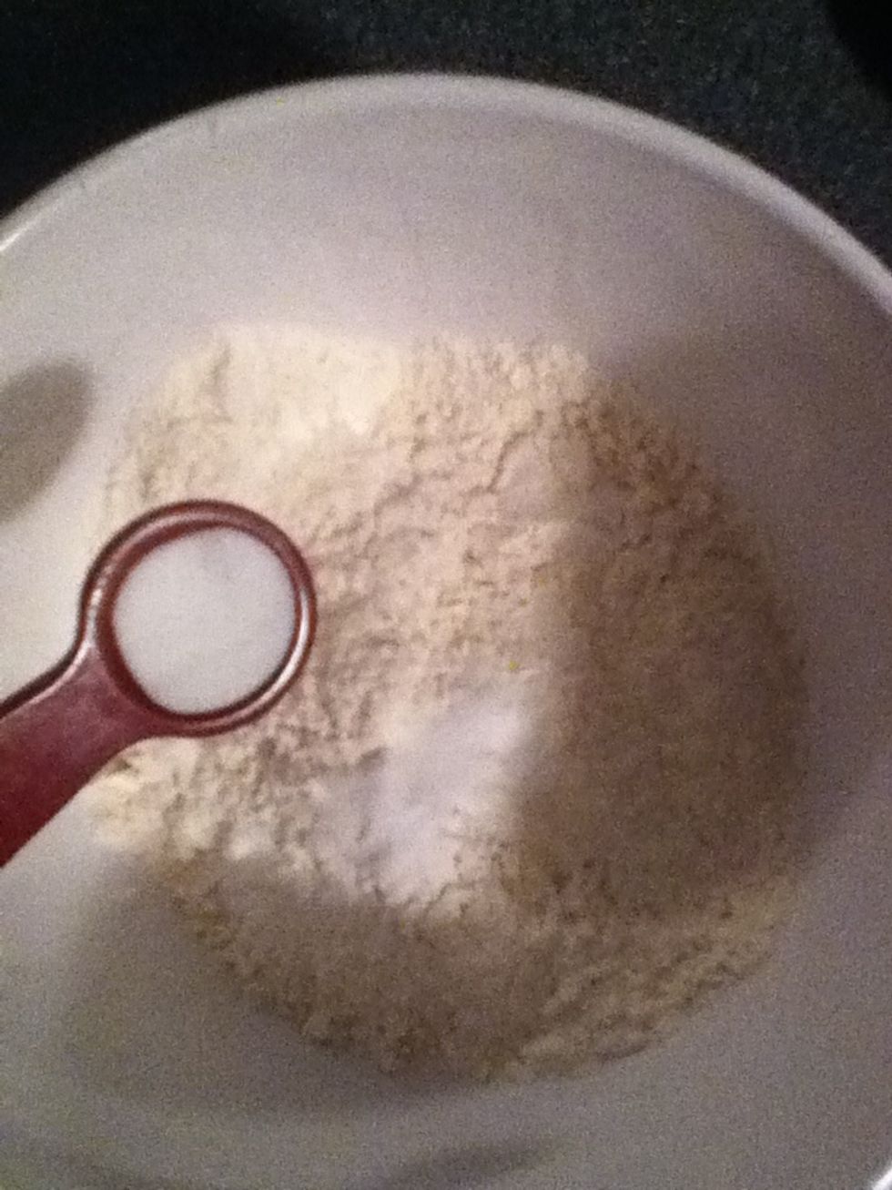 In a small bowl, combine flour and baking soda. Set aside
