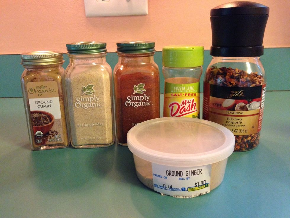 In a small bowl, make a rub by combining the dry ingredients : ground garlic, ground ginger, paprika, cumin, Mrs. Dash Fiesta Lime, and chipotle spice mix. Set aside.