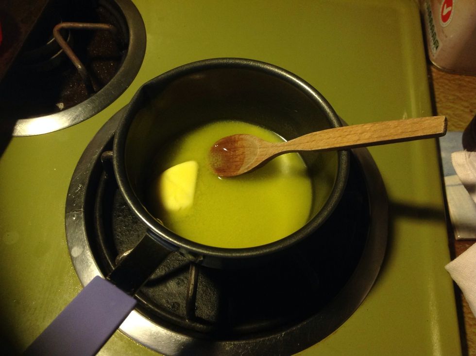 In a small saucepan, melt 150g butter over low heat. Stirring often so as not burn the butter.