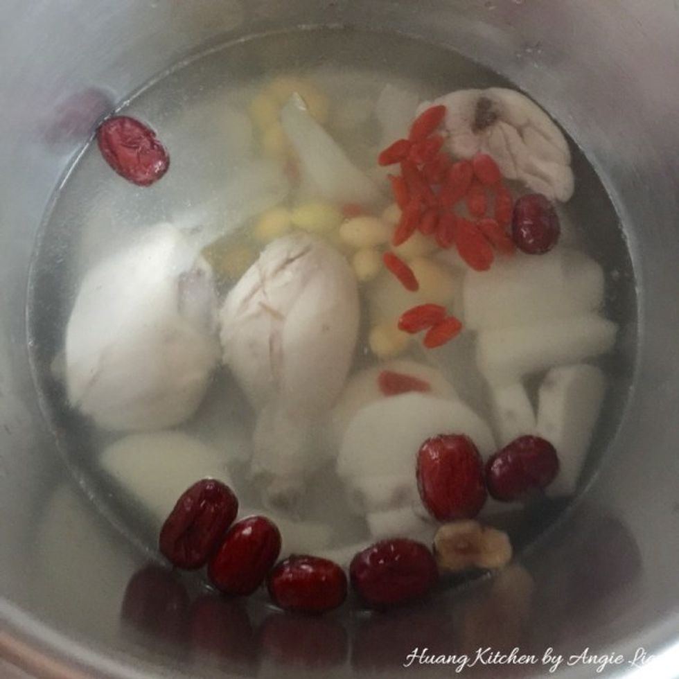In a soup pot, first bring some water (1500 ml) to a boil. Then add in the blanched pieces of chicken and the rest of the ingredients.