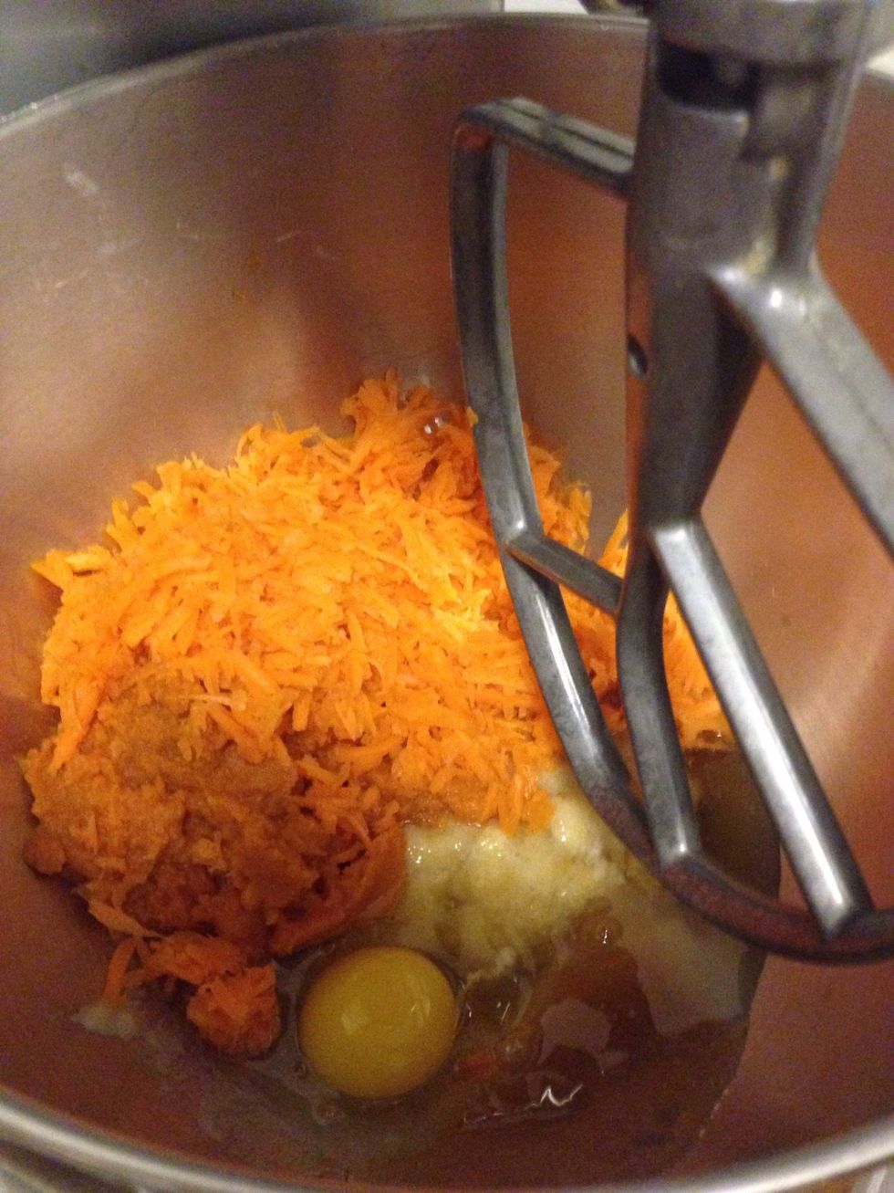 In a stand mixer, add mashed bananas, shredded carrots, pumpkin pur\u00e9e, egg, vanilla extract, and sugar and mix on low until well combined.