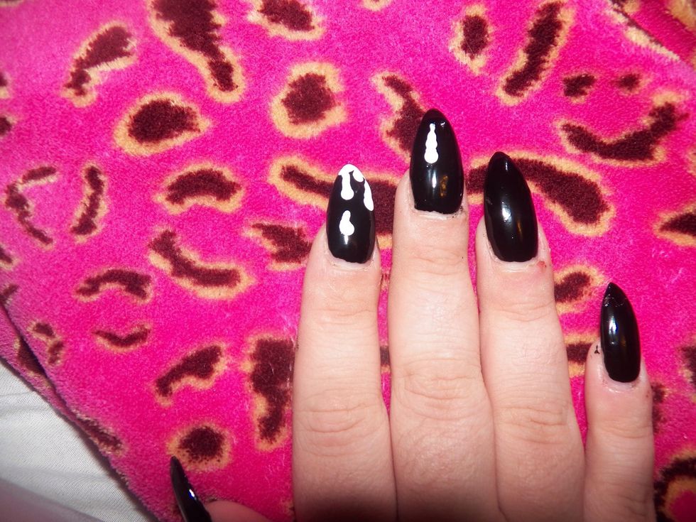 In a stippling motion bring the dotting tool closer to the nail. It should look like this.