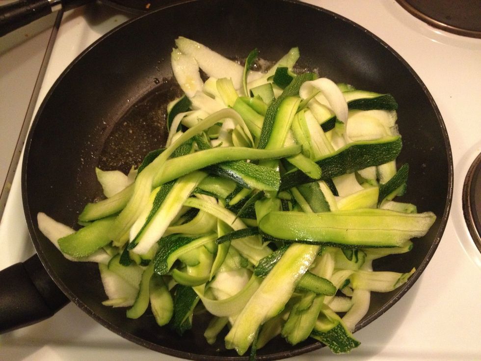 In a teflon pan add some olive oil and butter. Heat up the zucchini slices. Very fast you'll notice that it shrinks a lot.