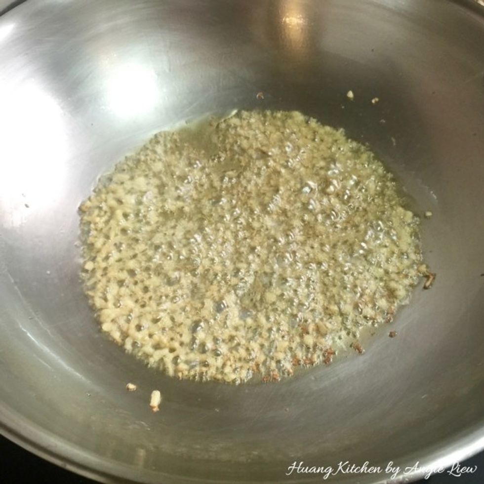 In a wok, heat up 2 tablespoon oil and 1 tablespoon sesame oil. Add in minced ginger and stir fry till aromatic.