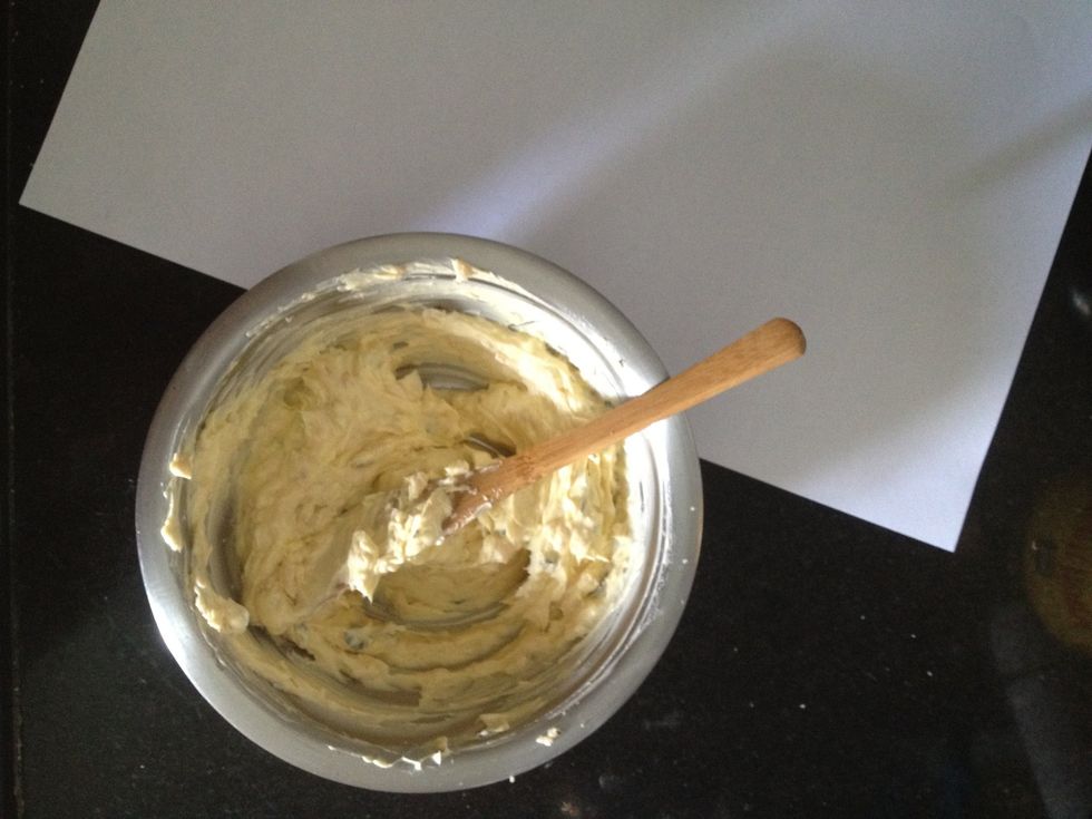 In A4 sheet of paper, place the butter mixture on one end. | Na folha de papel A4, coloque a mistura de manteiga em uma das extremidades.