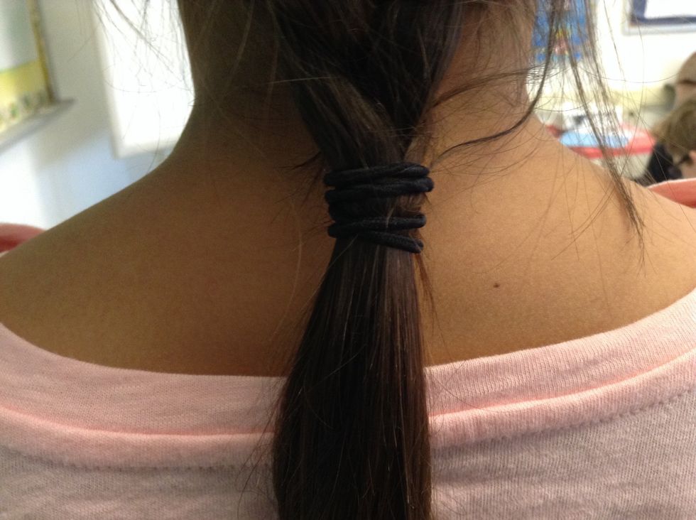 In addition, Tie the elastic around the rest of the hair.