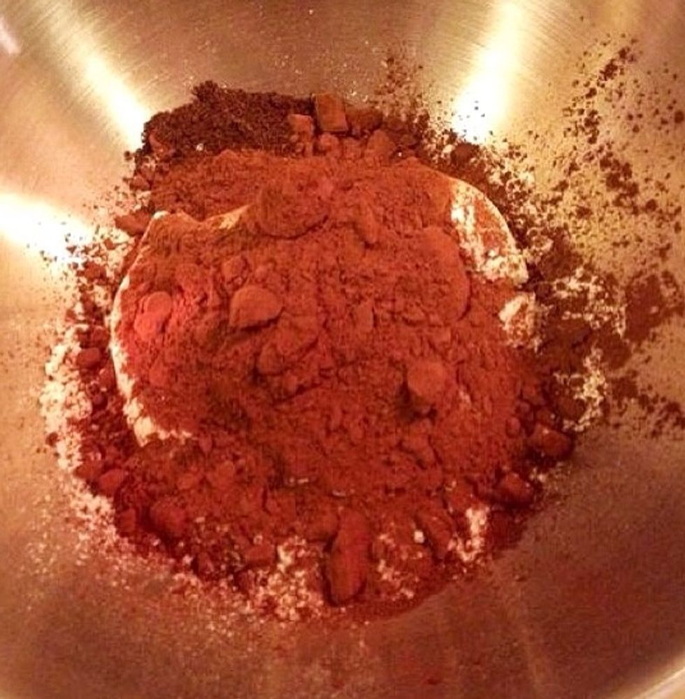 In another bowl mix the dry ingredients: flour, cacao powder, bicarbonate, baking powder and bourbon vanilla.