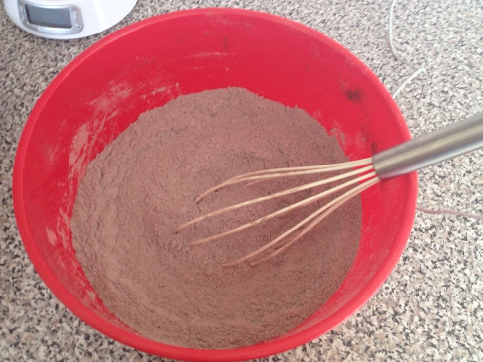 In another bowl sift and mix the dry ingredients: flour, cocoa powder, caster sugar, bicarbonate soda and a pinch of salt.