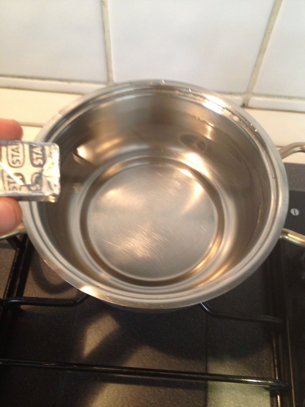 In another pot put 700 ml of water to make broth made from bouillon cubes and so add ONE cube
