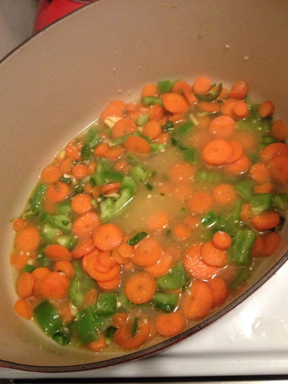 In bottom of Dutch oven saut\u00e9ed carrots jalape\u00f1o , ginger, garlic, onion, green pepper
