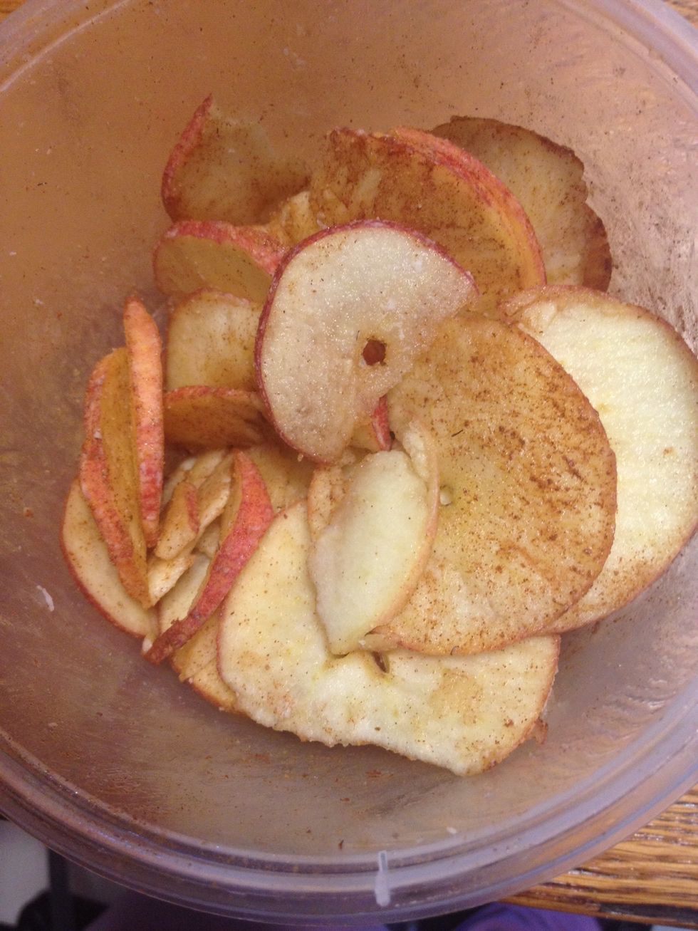 In bowl, drizzle coconut oil over sliced apples. Sprinkle cinnamon and salt, then shake to distribute evenly.