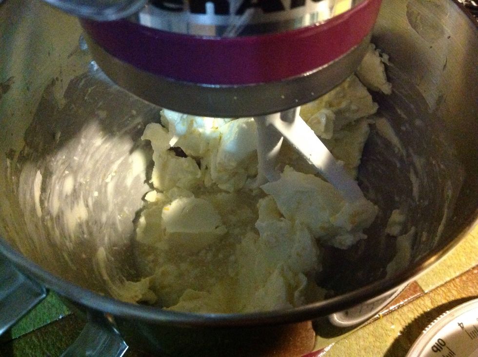 In bowl of electric mixer, add cheese cake ingredients : 400g cream cheese, 50g icing sugar, lemon juice + rind and 1 tblspn of double cream. Mix until thoroughly combined, and there are no lumps.