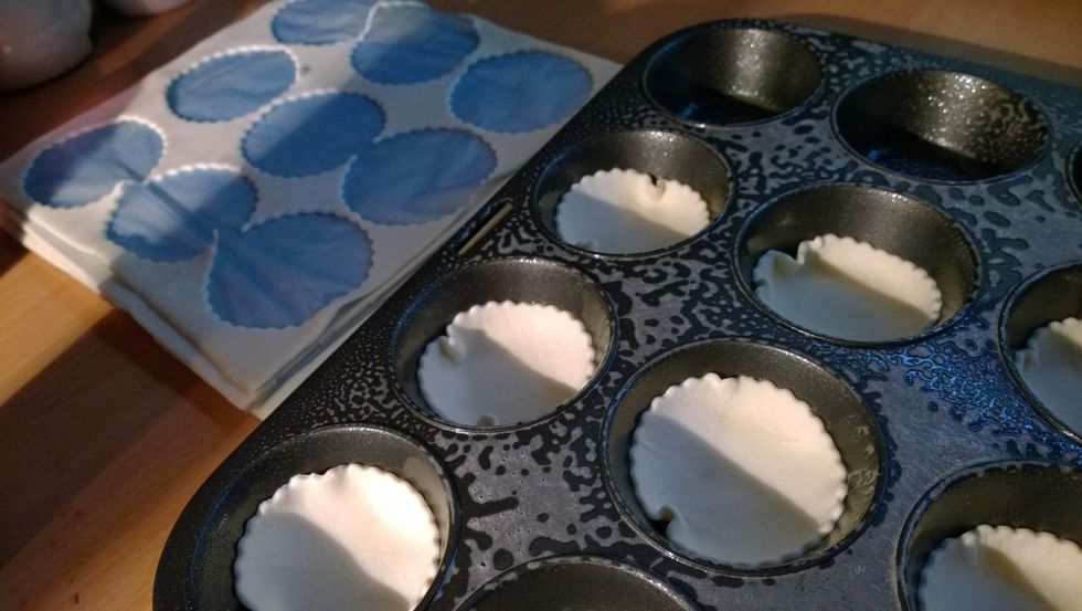 In my second tray, I sprayed oil. But please make sure ALL your trays are lightly sprayed with oil. Whoever tells you "it's non stick" is a total liar lol.