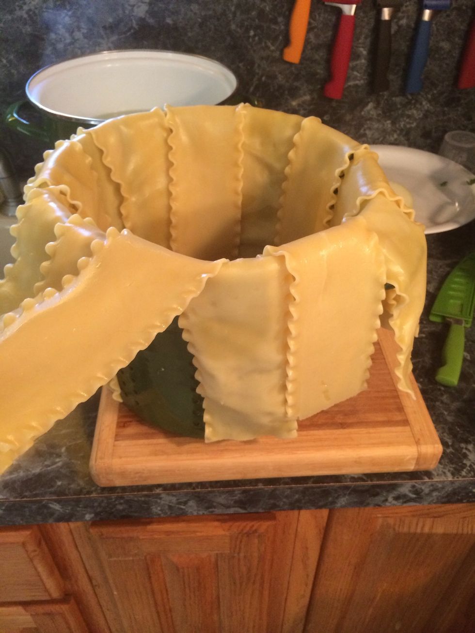 In order for the noodles not to stick I drape them over the pot. Do the same it is easier to work with. It may be hot use caution