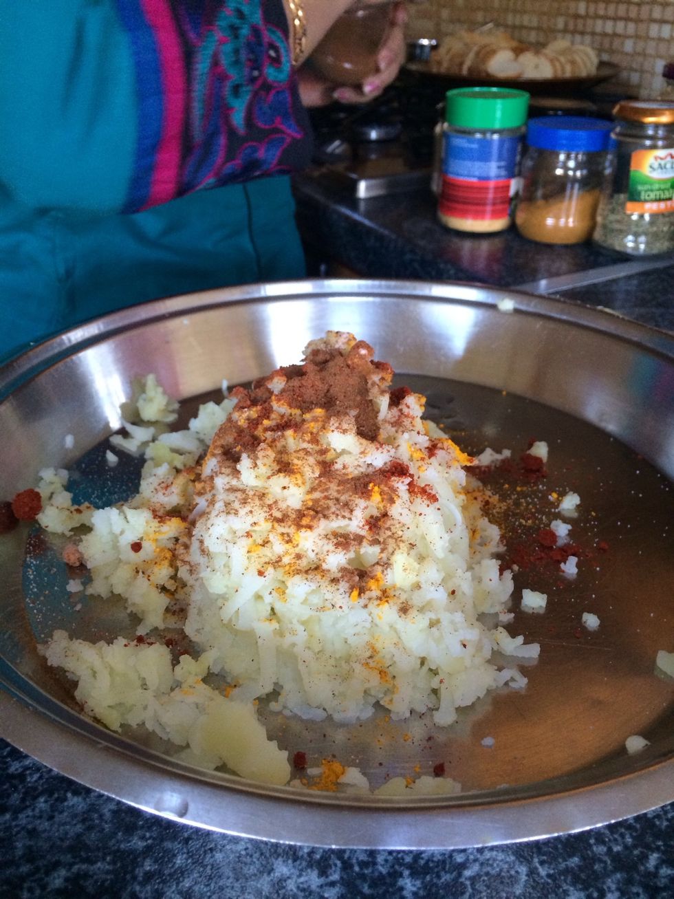 In that I added salt, lemon & chilli powder to taste, then added 1tsp corn flour. You can add either garam masala, curry powder or paw bhaji masala depending on what you like..