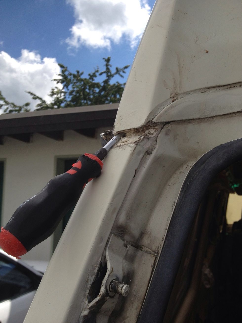 In the back of the car you will probably find a lot of polymere. I used a screwdriver to punch many holes in it to release the roof from the van's body.