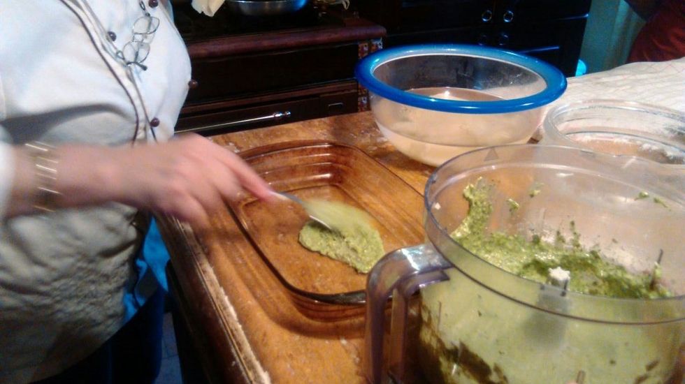 In the baking tin add a table spoon of pesto to create the base where to lay the lasagne