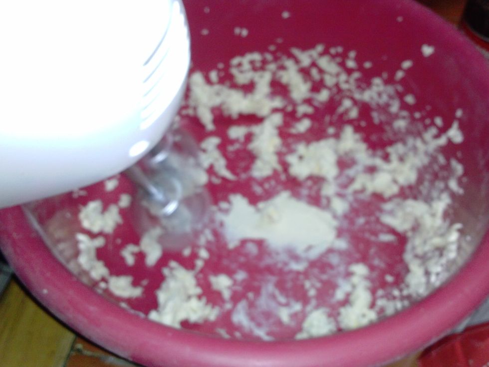 In the bowl with the electric mixer or hand mixer beat the butter untl it gets soft.