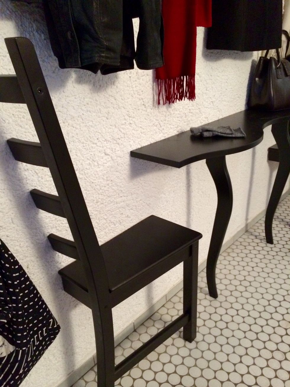 In the end, chairs and table should look like this.