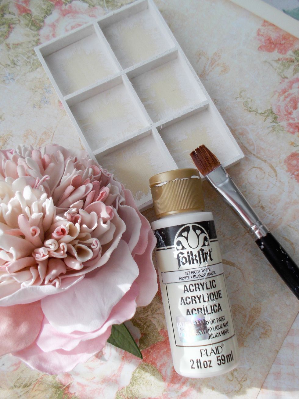 In the end I added some pretty detail for my Babybox: a little shadowbox inside the cover! I painted it in white color. Added paper details( from Graphic 45 Baby2 Bride) on the bottom and decorated.