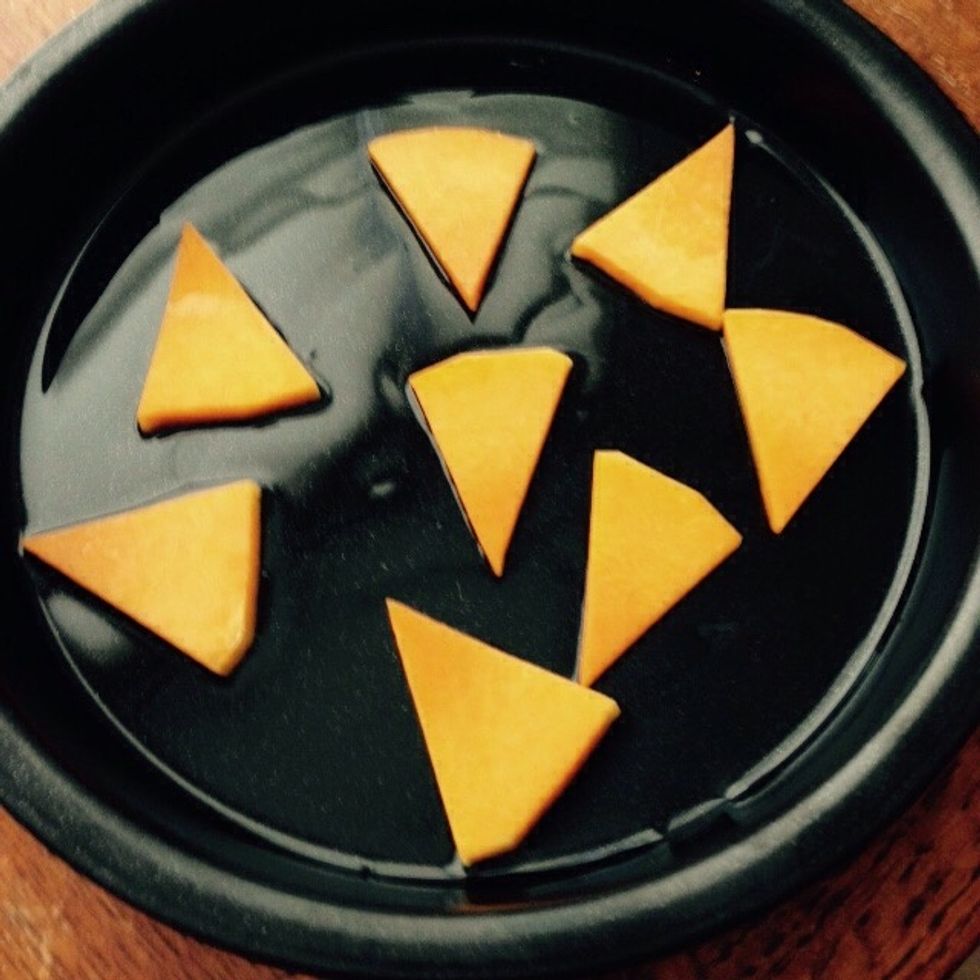 In the meantime add some sunflower seeds oil to a baking pan and toss in the thin slices of butternut squash. Bake for 15 min at 200C or until cooked.