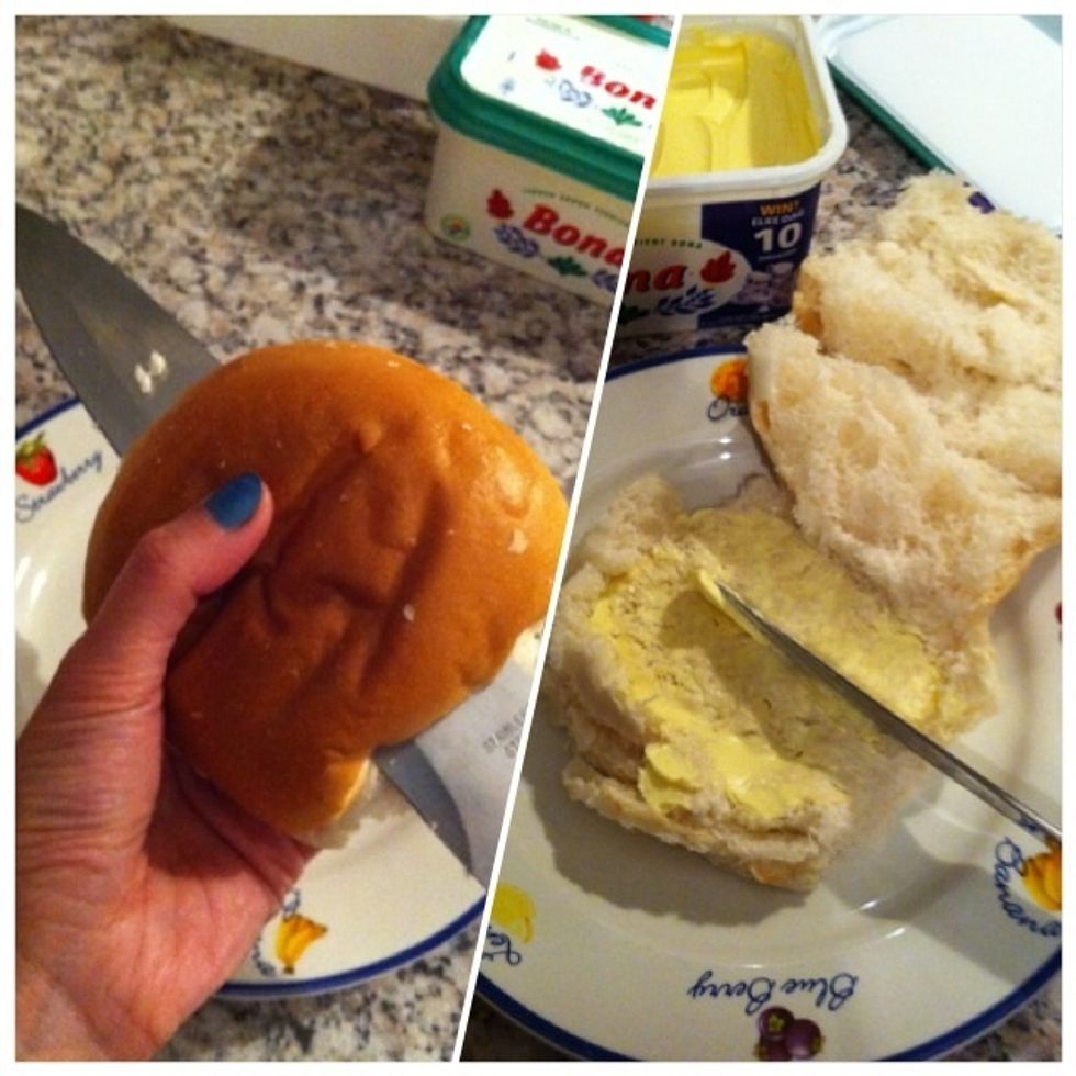 In the meantime cut the buns horizontal into half and smear buns with butter.