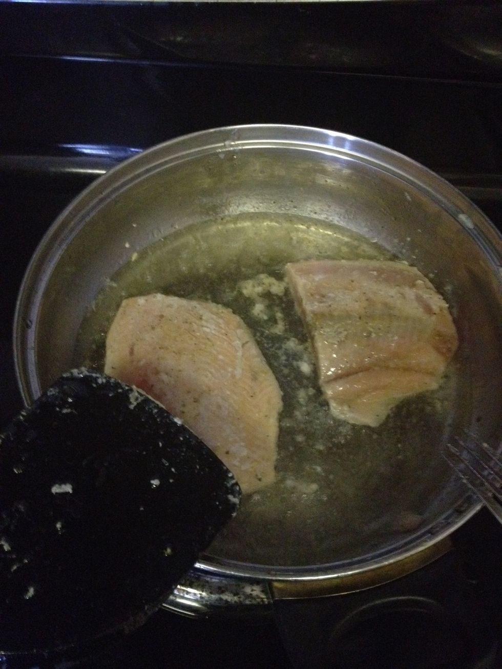 In the meantime I decided to fry my salmons... I only use extra virgin oil :) Add the spices i mentioned at the beginning for taste
