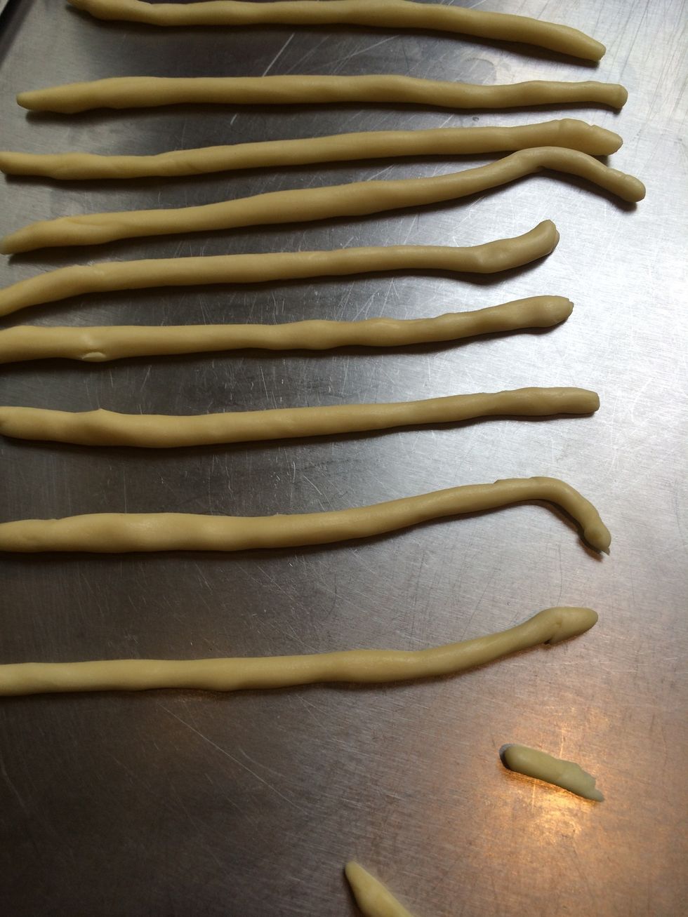 In the meantime prepare the dough for the crosses. Mix 75 g flower + 40 g butter + 1 or 2 TBsp of water. Refrigerate for 1 hr  then make 12 long-thin ropes.