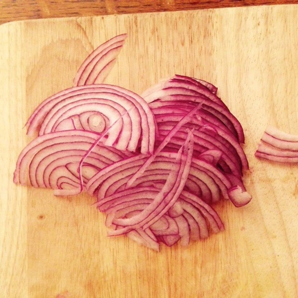 In the meantime take care of the garnishing. Finely slice the remaining half of the red onion