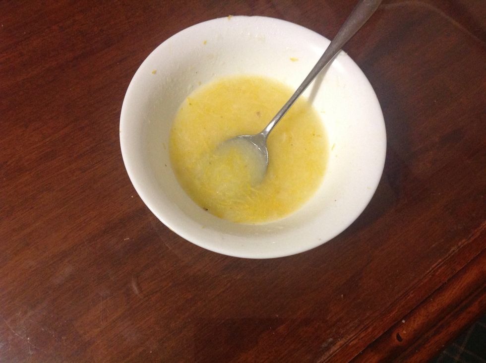 In the meantime, while the cake is in the oven, mix the remaining 50g of dextrose and the remaining rind and juice of 2 lemons, to form a mixture that you will pour on top of the cake