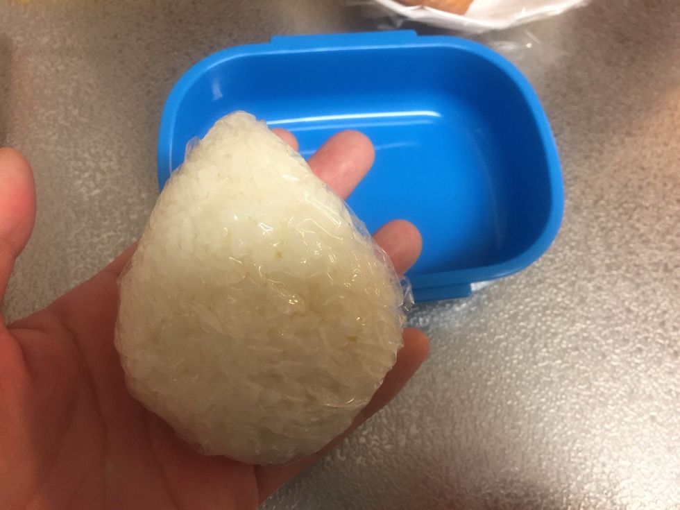 In the meantime,wrap some rice and shape it like a teardrop.
