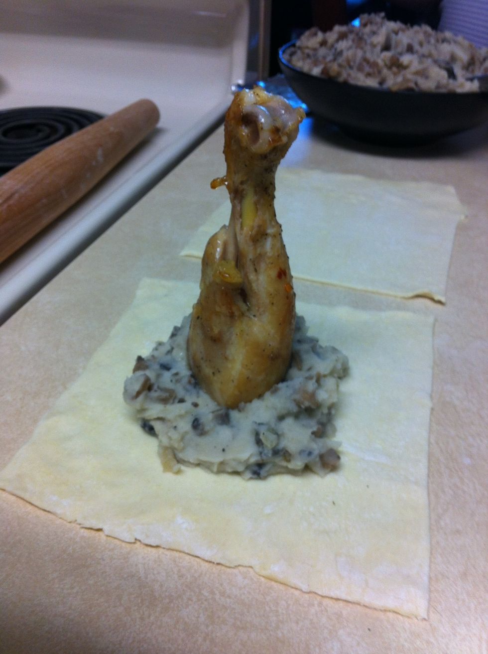 In the middle of a put 2-3 tablespoons filling. At the filling put the chicken legs.