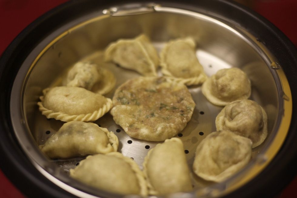 In the previous picture, the dumplings are added to clear soup (hot water, chicken stock, white pepper and chives). This is the steamed version in a rice cooker... Hope you enjoy.