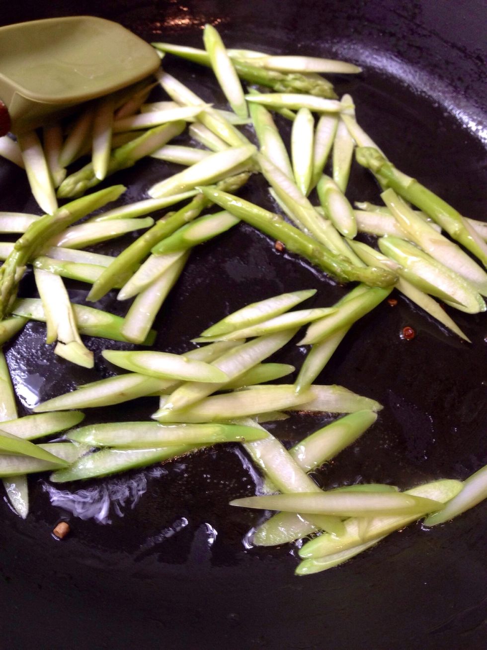 In the same pan, add 2 tbsp of olive oil and pan fry asparagus for 2mins. Add 1tsp of salt & 1/2 tsp of pepper. Continue frying for 1min.