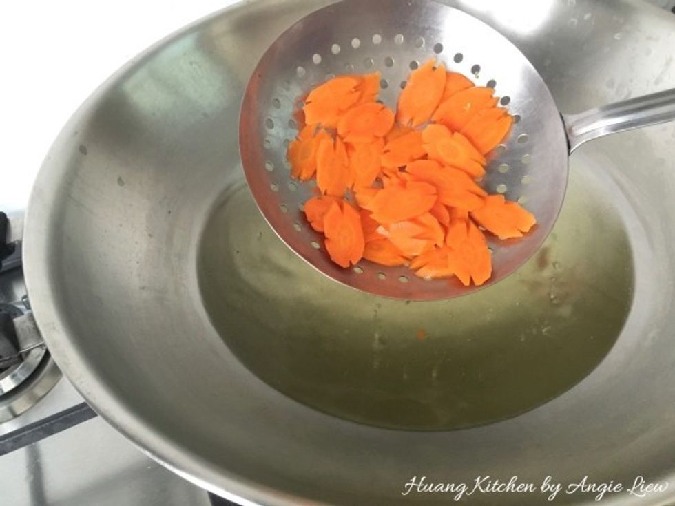 In the same wok, blanch the sliced carrots for 1 minute and set aside. And we're ready to cook the dish!