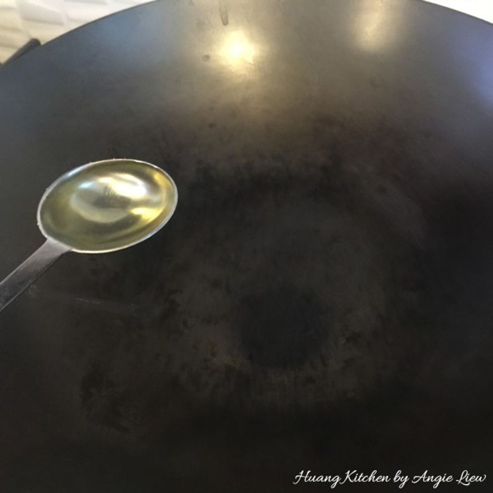 In the same wok, heat up the remaining 2 tablespoons oil.